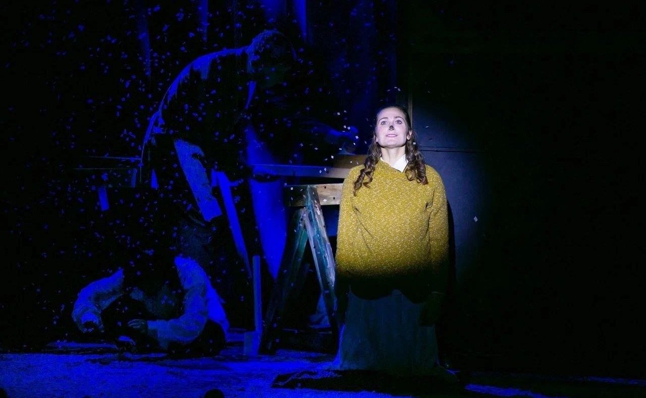 Екатерина Алтабаева посетила спектакль Севастопольского театра юного зрителя «Каштанка» и поздравила коллектив театра с 35-летним юбилеем