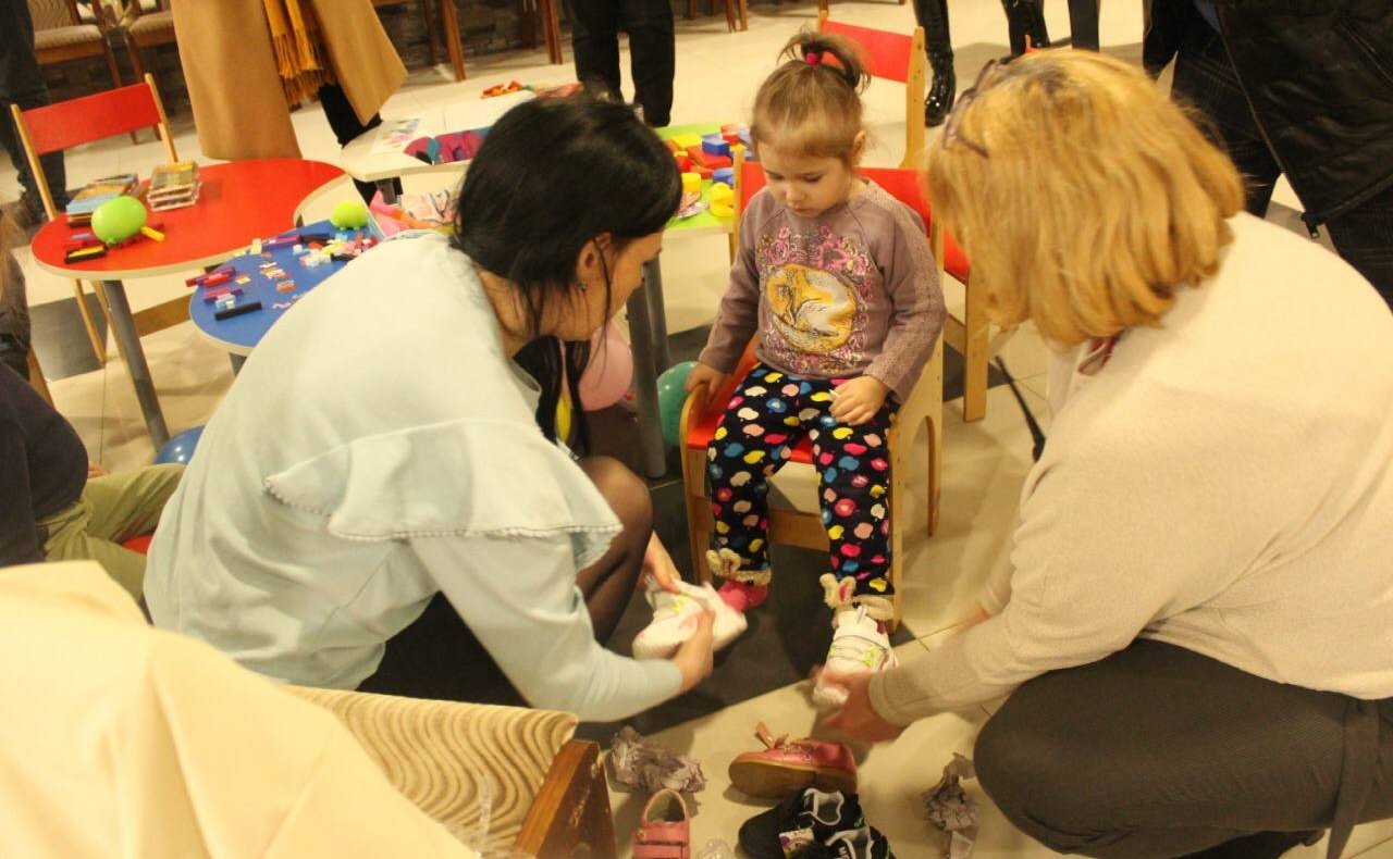 Александр Савин в ходе поездки в регион посетил еще один пункт временного размещения беженцев, что расположился на территории лагеря «Спутник» Людиновского района