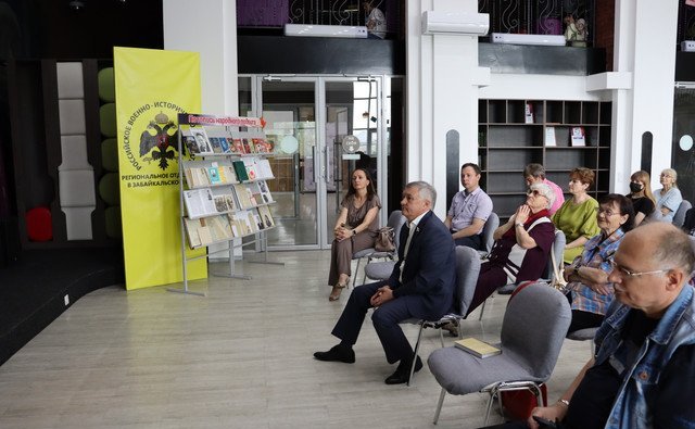 Сергей Михайлов презентовал переизданные книги забайкальского писателя С. Зарубина библиотечному фонду края