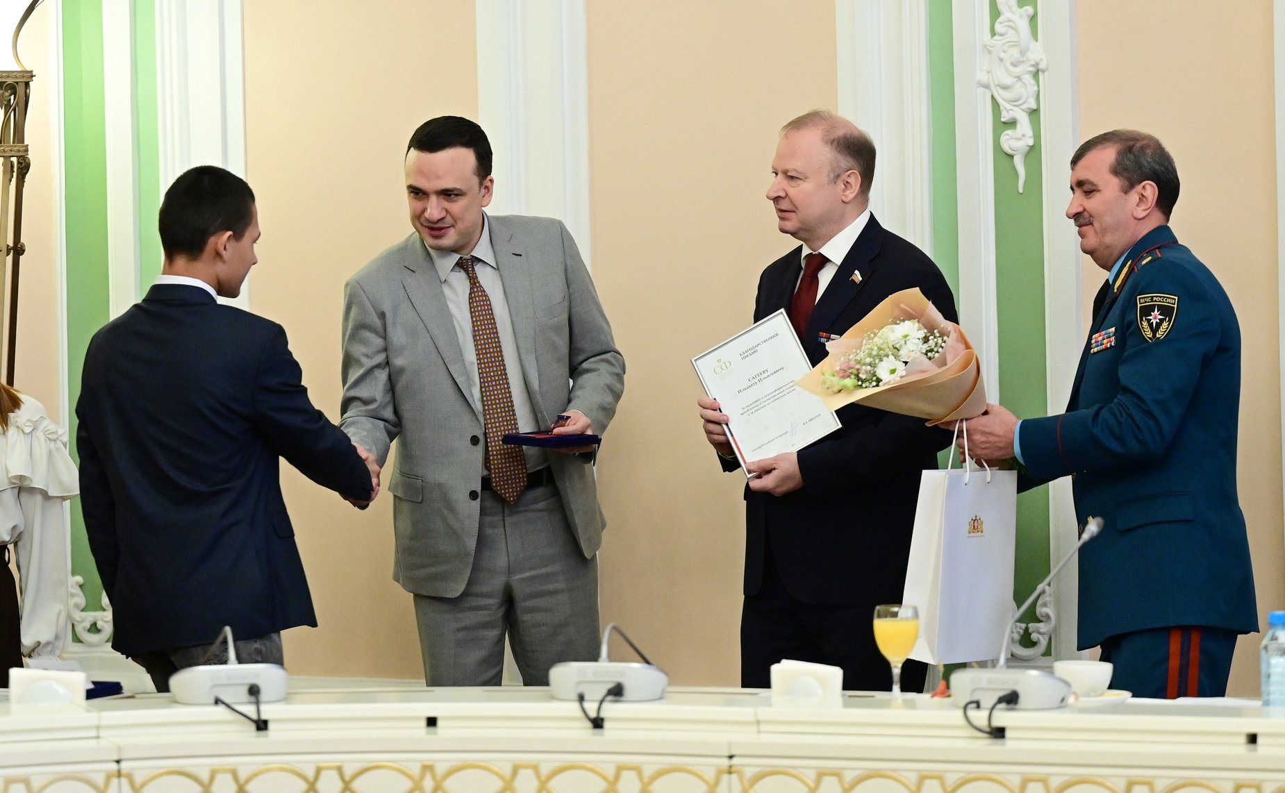 Виктор Шептий в канун Дня героев Отечества провёл в регионе торжественную церемонию награждения детей-героев, спасших человеческие жизни и совершивших героические и мужественные поступки