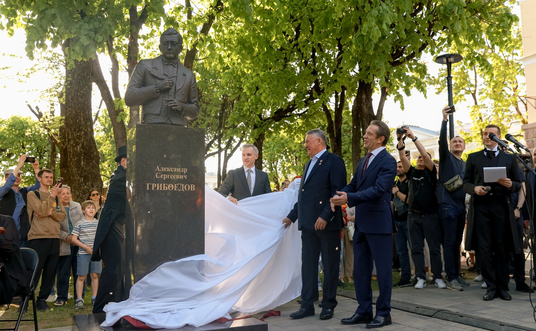 В рамках культурной части российско-белорусской экспедиции установлен бюст А.С. Грибоедова у входа в Смоленский государственный академический драматический театр, носящий имя драматурга