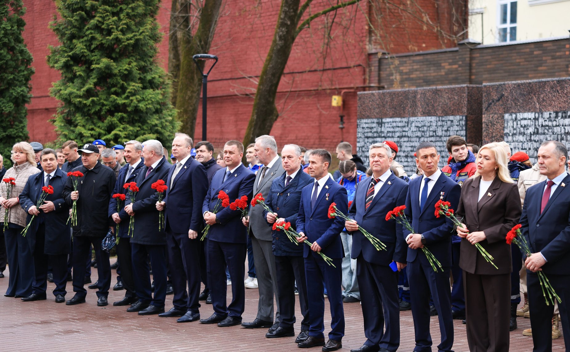 Сенаторы возложили цветы к Вечному огню в Сквере Памяти Героев в Смоленске