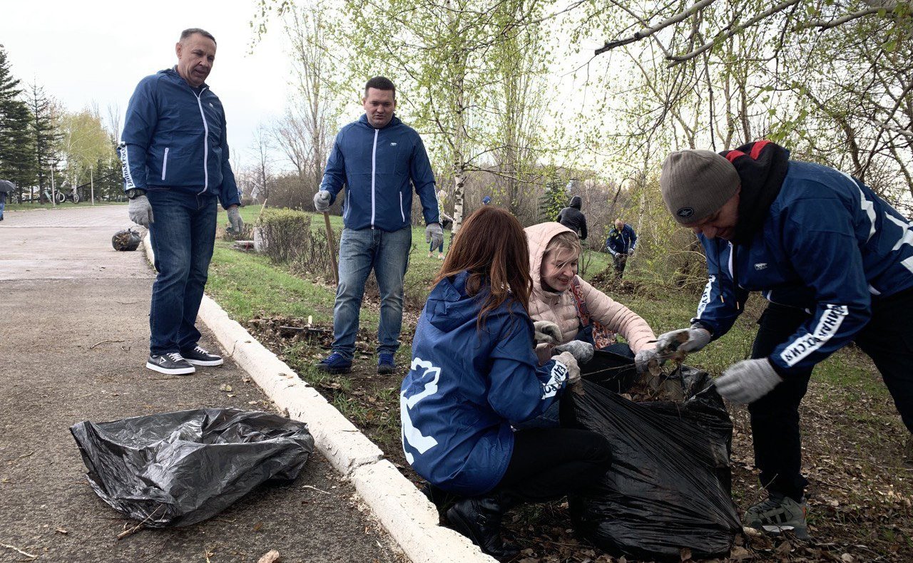 Олег Алексеев вместе с депутатами Саратовской областной Думы принял участие в субботнике в Парке Победы в Саратове