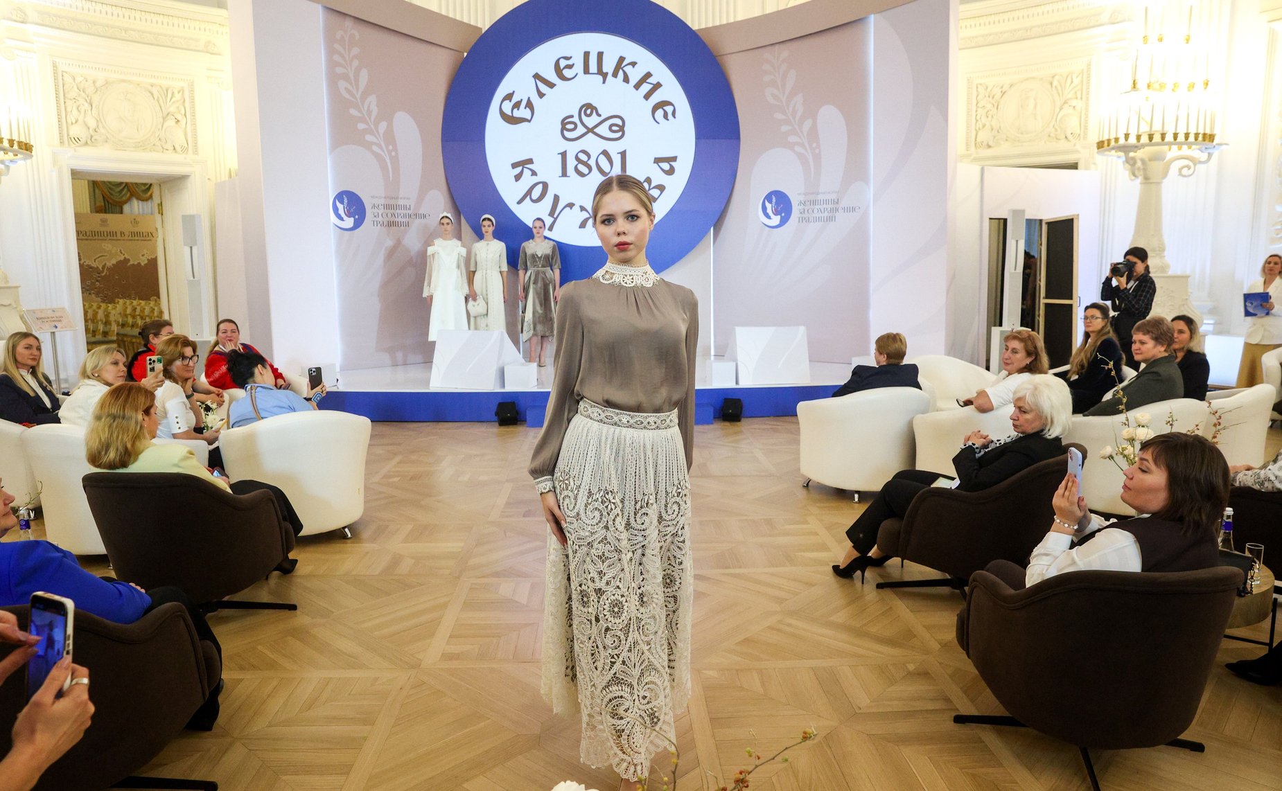 Модный показ «Елецкие кружева». Международный форум «Женщины за сохранение традиций»