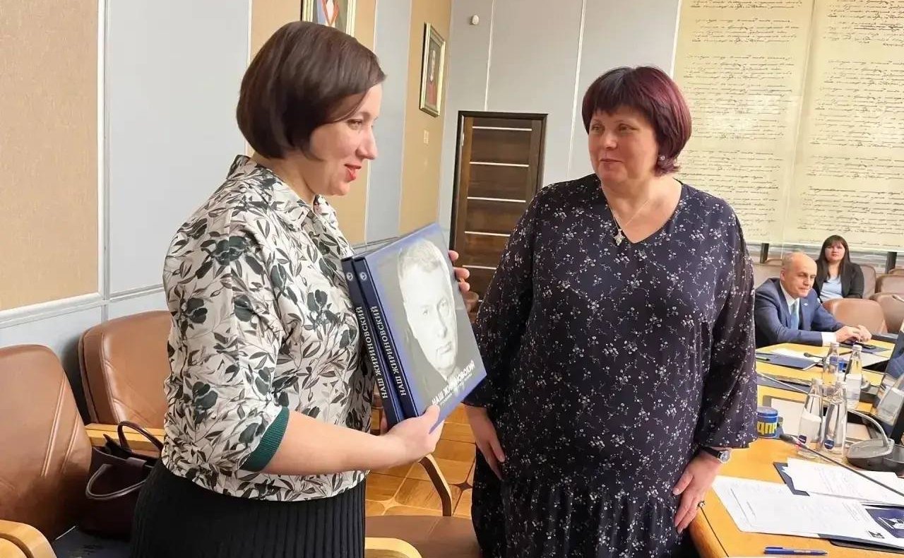 В День работника культуры Елена Афанасьева передала в дар главной библиотеке Оренбуржья книги «Наш Жириновский: Гражданин. Политик. Человек»