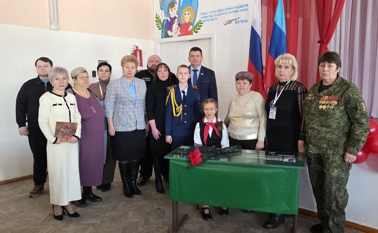 Ольга Бас в ходе поездки в регион посетила Свердловскую среднюю школу № 5 имени Героя Советского Союза Гавриила Здановича, где состоялось открытие «парты героя»