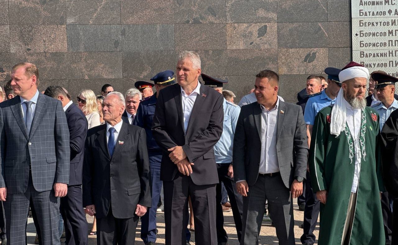 Айрат Гибатдинов принял участие в возложении цветов в память о героизме и смелости советских солдат