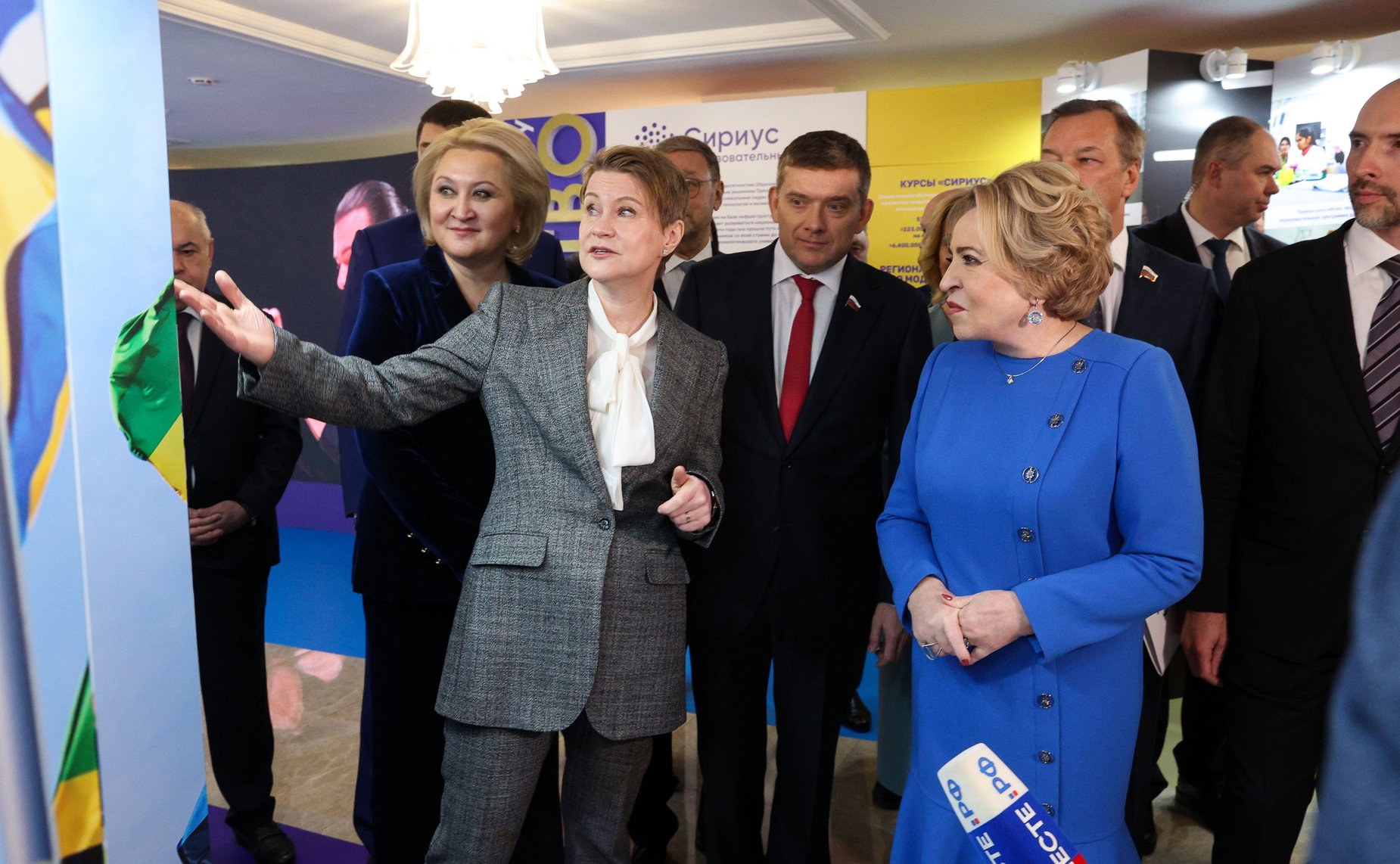Валентина Матвиенко и Елена Шмелева посетили выставку, рассказывающую об Образовательном центре «Сириус» и перспективах его развития