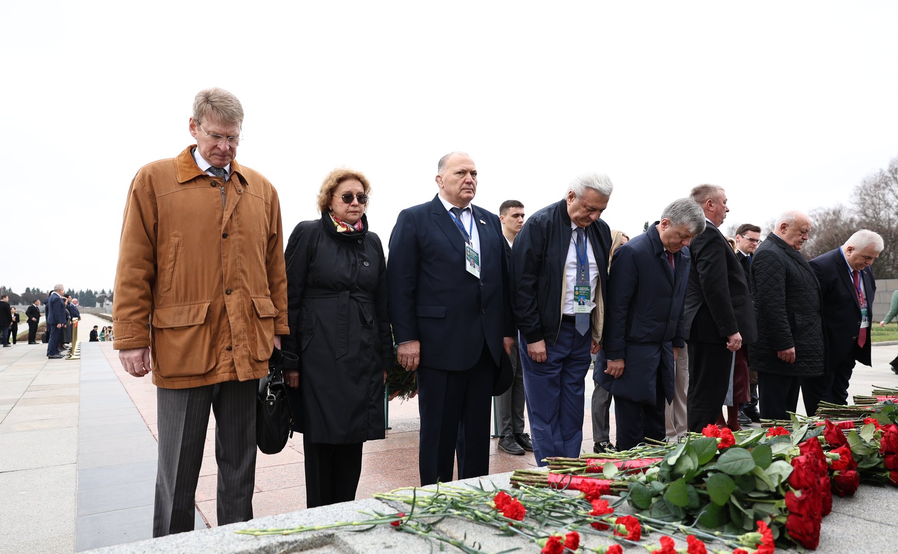 Делегации стран-участниц Межпарламентской Ассамблеи СНГ возложили венки и цветы к Монументу «Мать-Родина» на Пискаревском мемориальном кладбище, а также к памятным плитам государств на Аллее Памяти