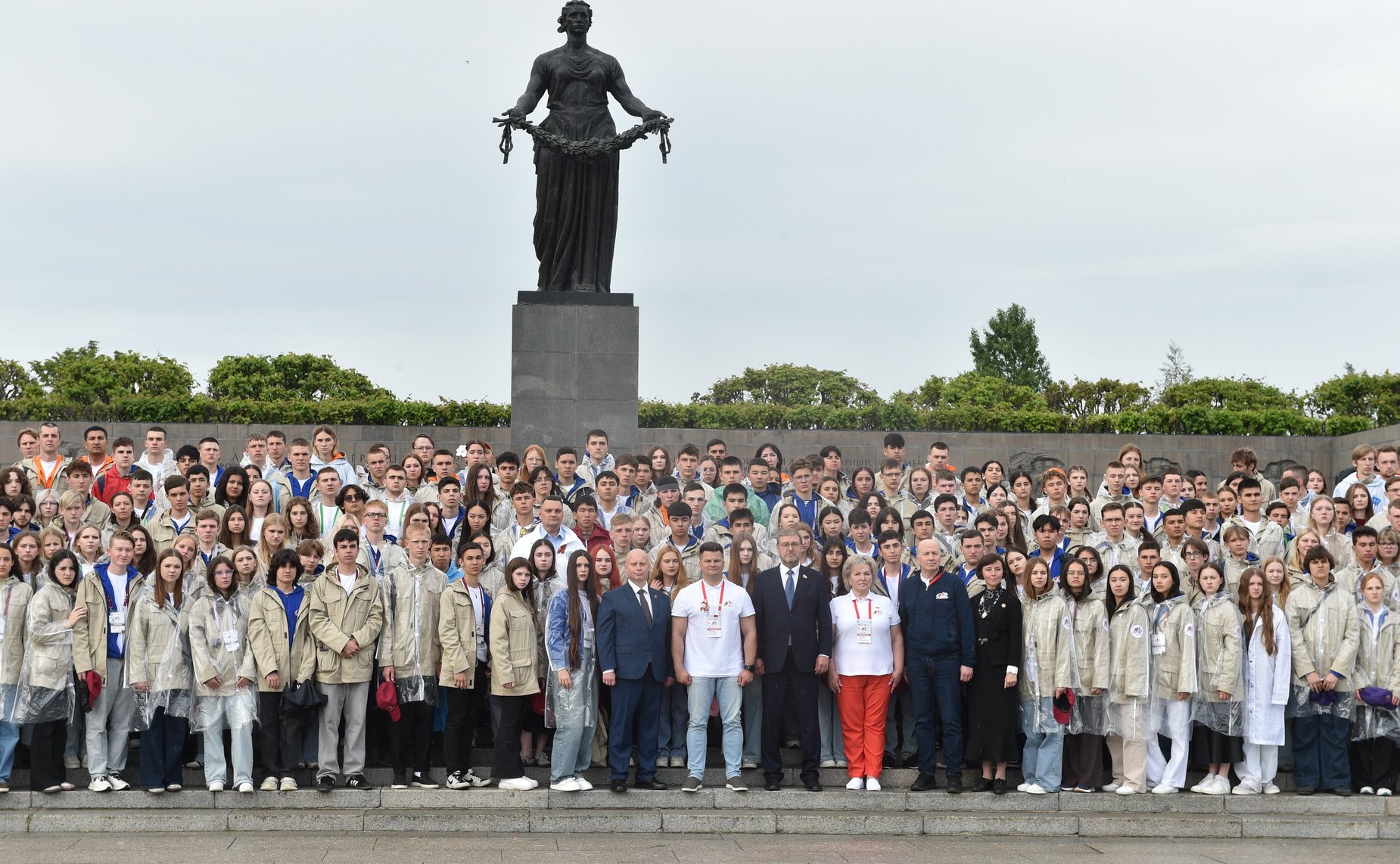 Участники проекта «Поезд Памяти» посетили Пискаревское мемориальное кладбище