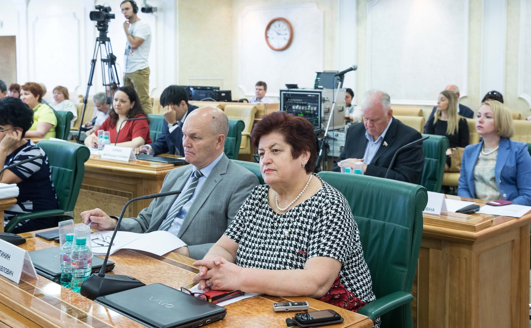 Л. Козлова и М. Щетинин Заседание Комитета СФ по науке, образованию и культуре, на котором рассмотрен вопрос о реализации государственной политики РФ в сфере образования