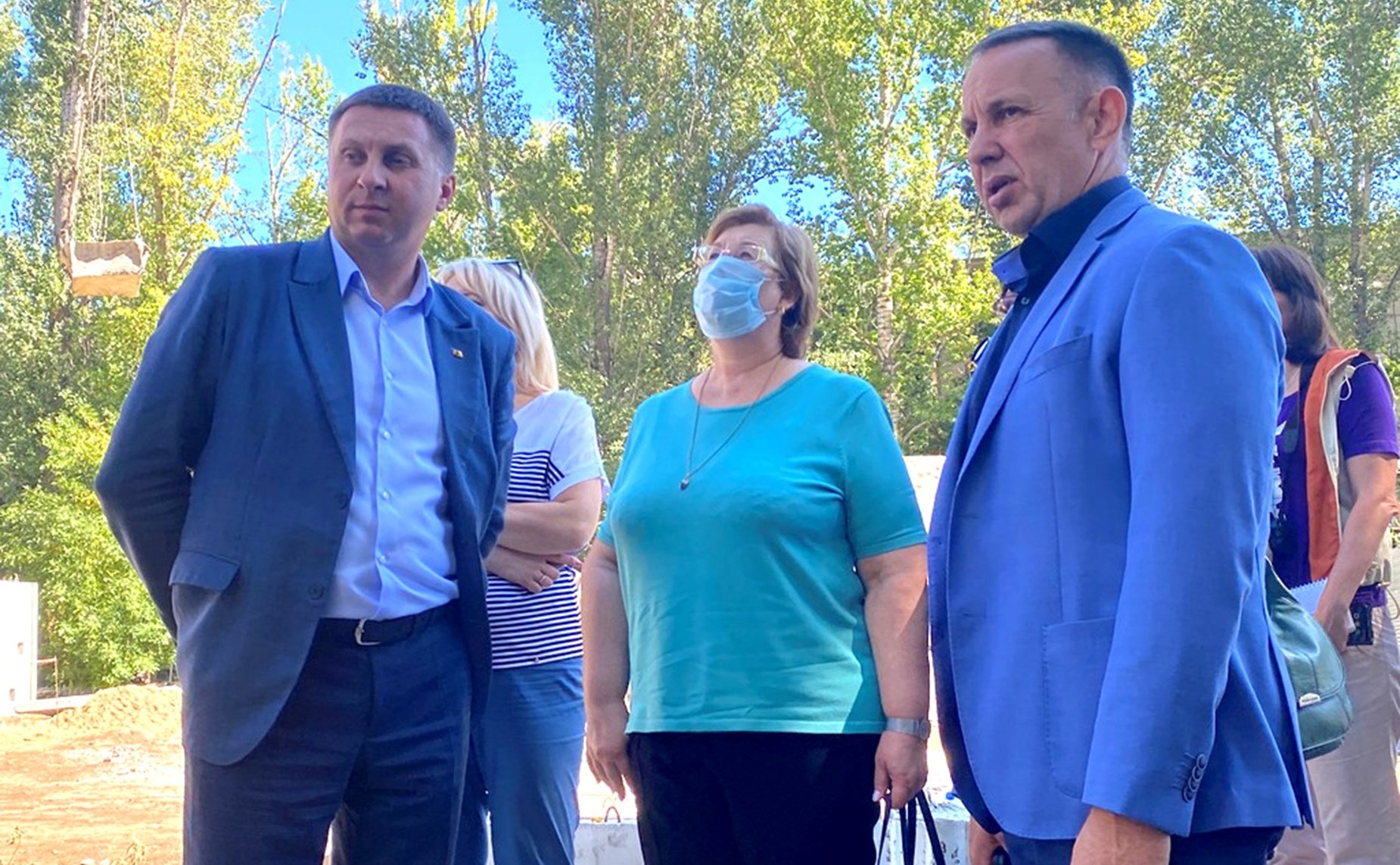 Олег Алексеев вместе с представителями общественности и органов региональной и муниципальной власти осмотрел новые дома в поселке Геофизик