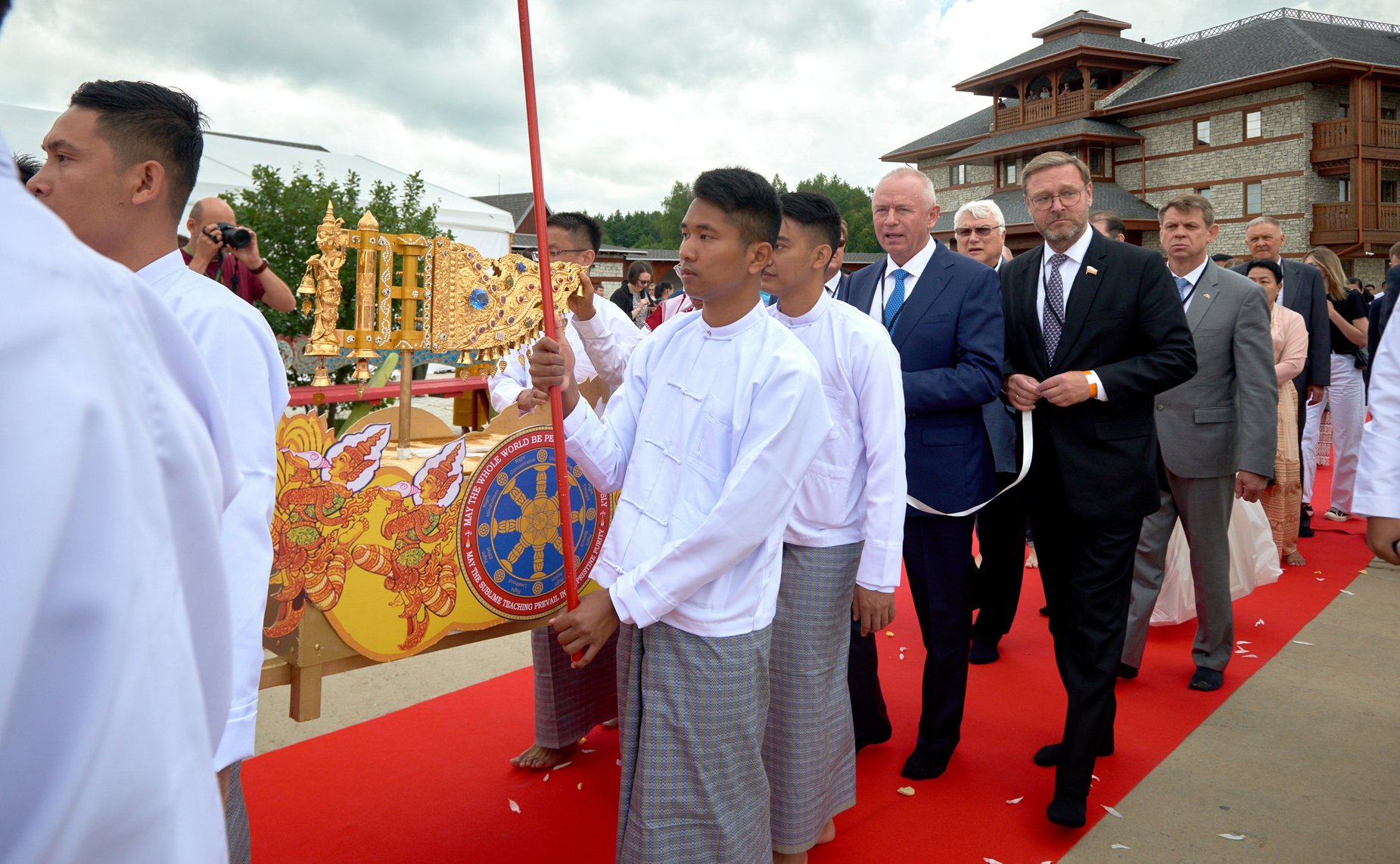 Заместитель Председателя Совета Федерации Константин Косачев принял участие в торжественной церемонии открытия Культурного центра Мьянмы в парке-музее «ЭТНОМИР»