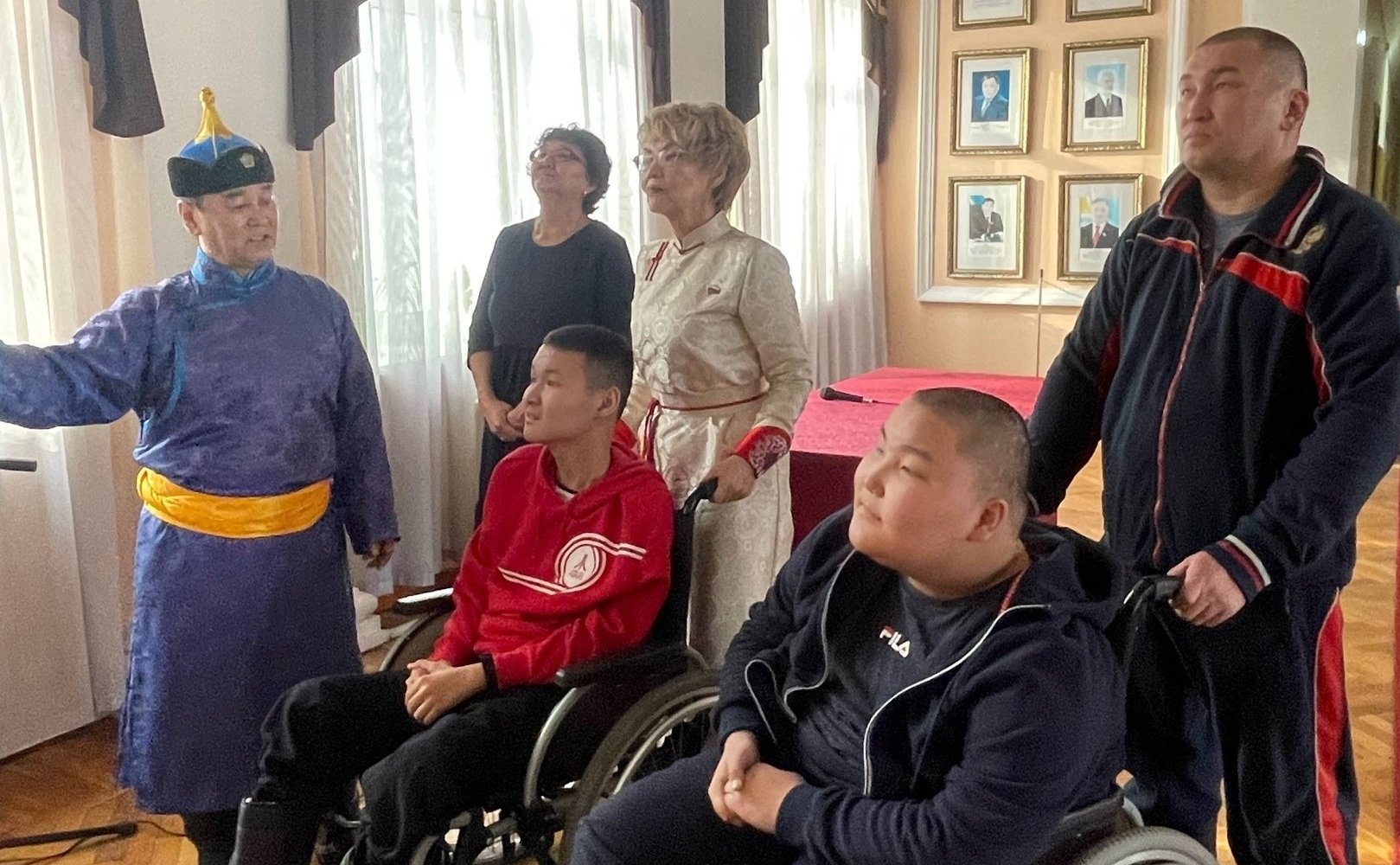 Дина Оюн в преддверии народного праздника Шагаа — Нового года по восточному календарю — встретилась с Уян-Маадыром Монгушем из тувинского села Суг-Бажы, который загадал на сайте благотворительной акции «Ёлка желаний» встречу с сенатором