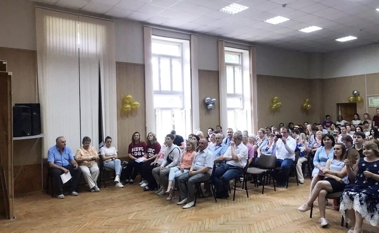 Ирина Кожанова приняла участие в торжественном вручении дипломов выпускникам Смоленского техникума железнодорожного транспорта, связи и сервиса