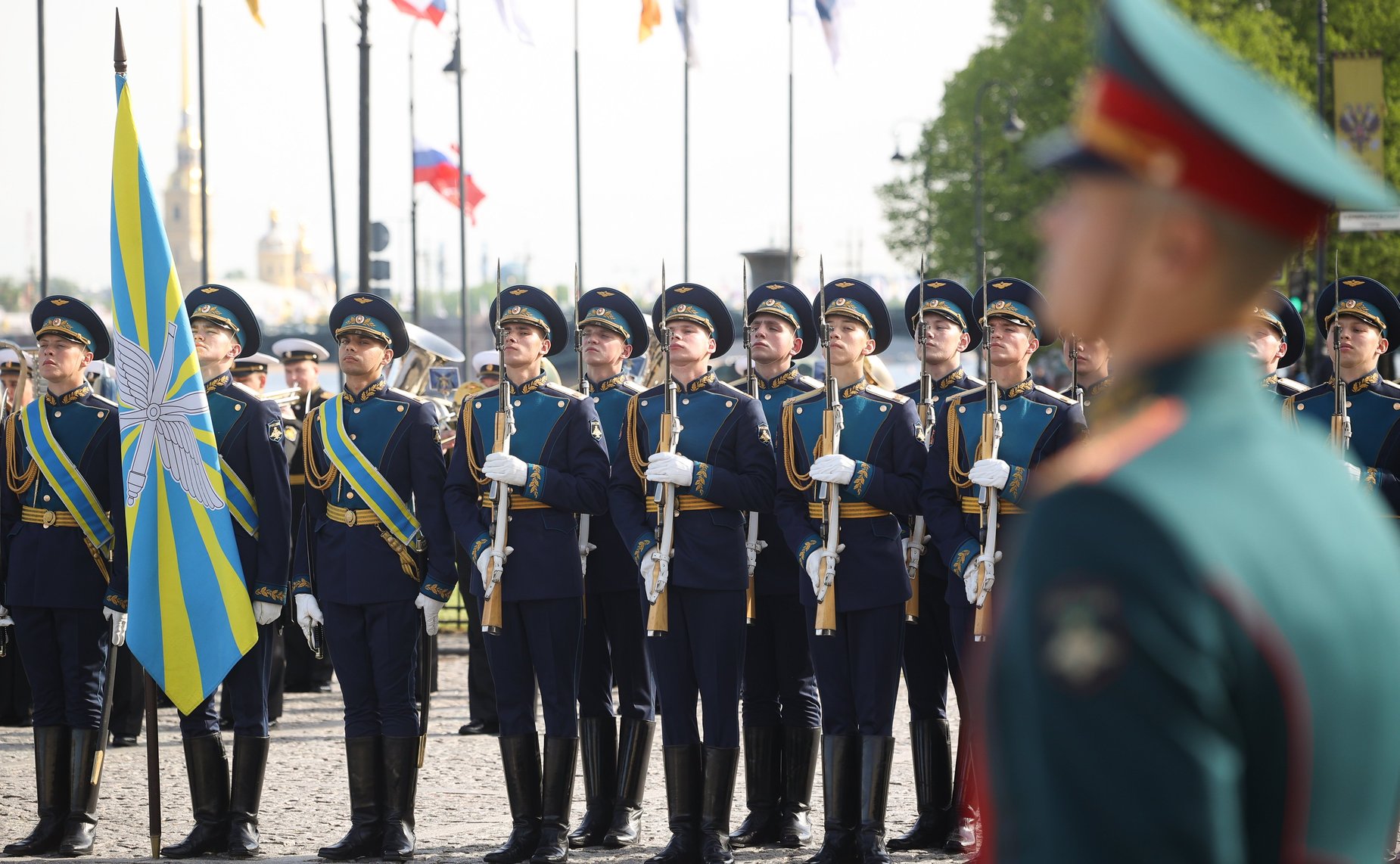 Возложение цветов к памятнику Петру I на Сенатской площади