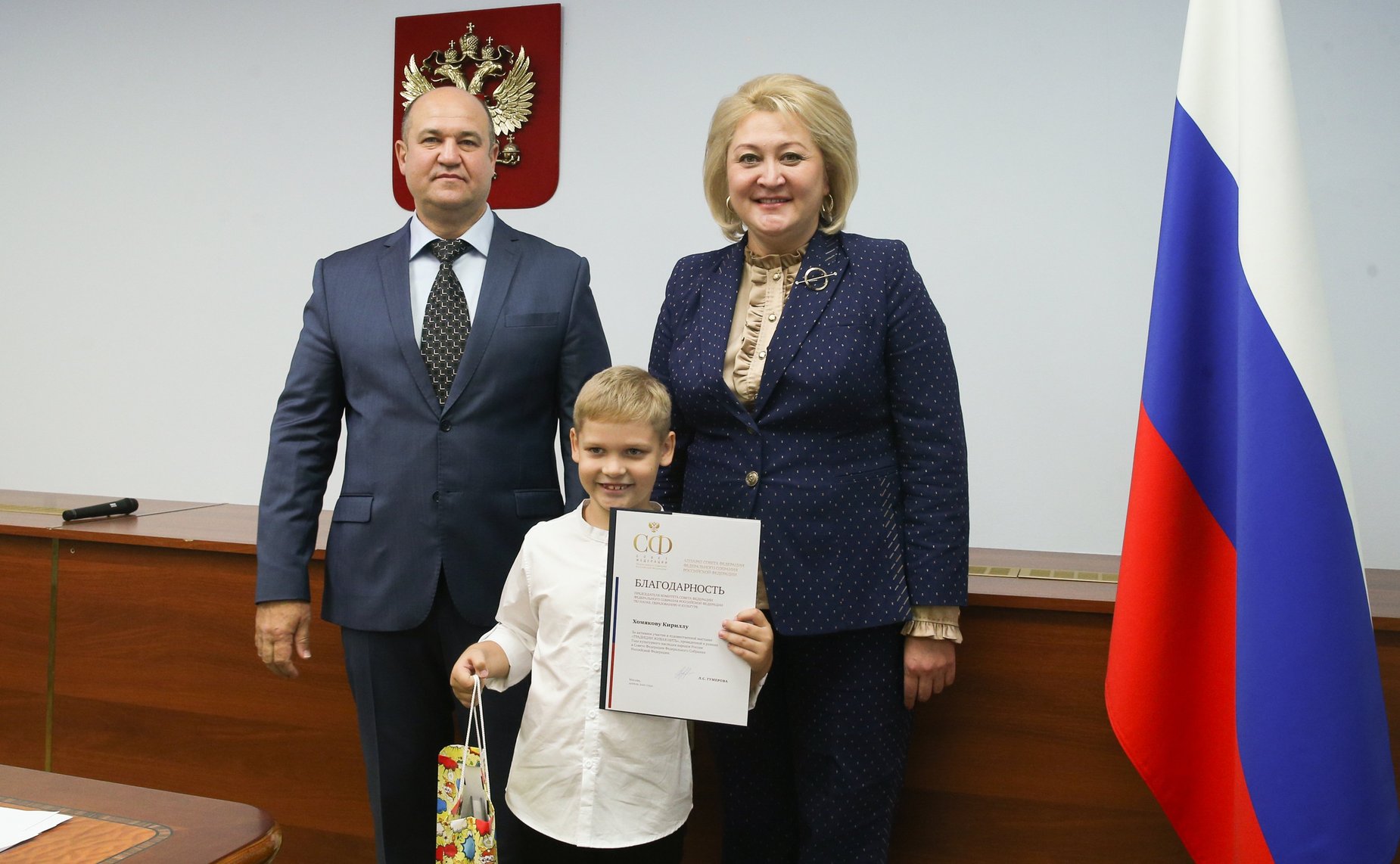 Награждение детей – участников выставки детских художественных работ «Традиции живая нить»