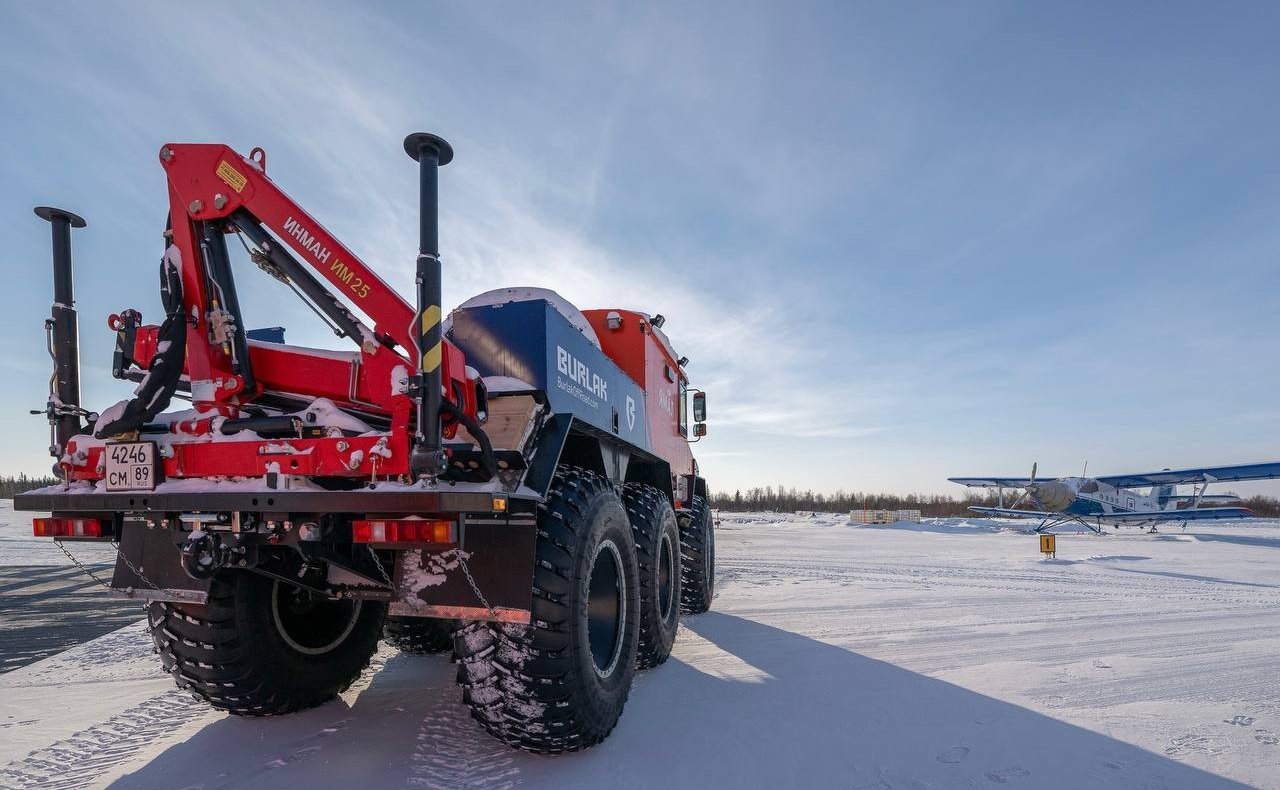 Владимир Пушкарев посетил Арктический испытательный центр для беспилотных авиационных систем в Салехарде