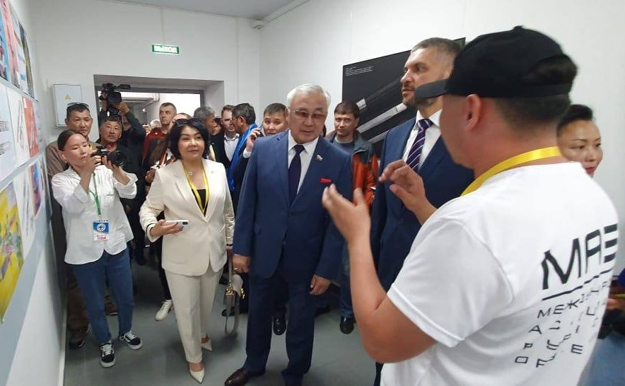 Баир Жамсуев принял участие в открытии галереи Жигжита Баясхаланова