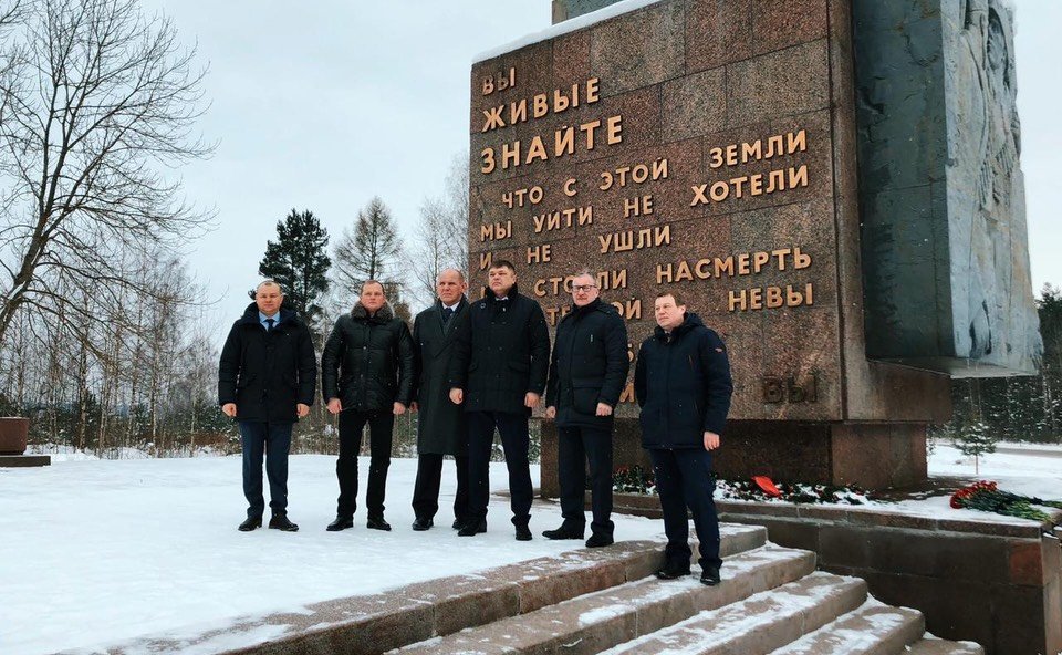 Дмитрий Василенко и Александр Карелин возложили цветы к памятнику «Рубежный камень», почтили память воинов, защищавших Ленинград
