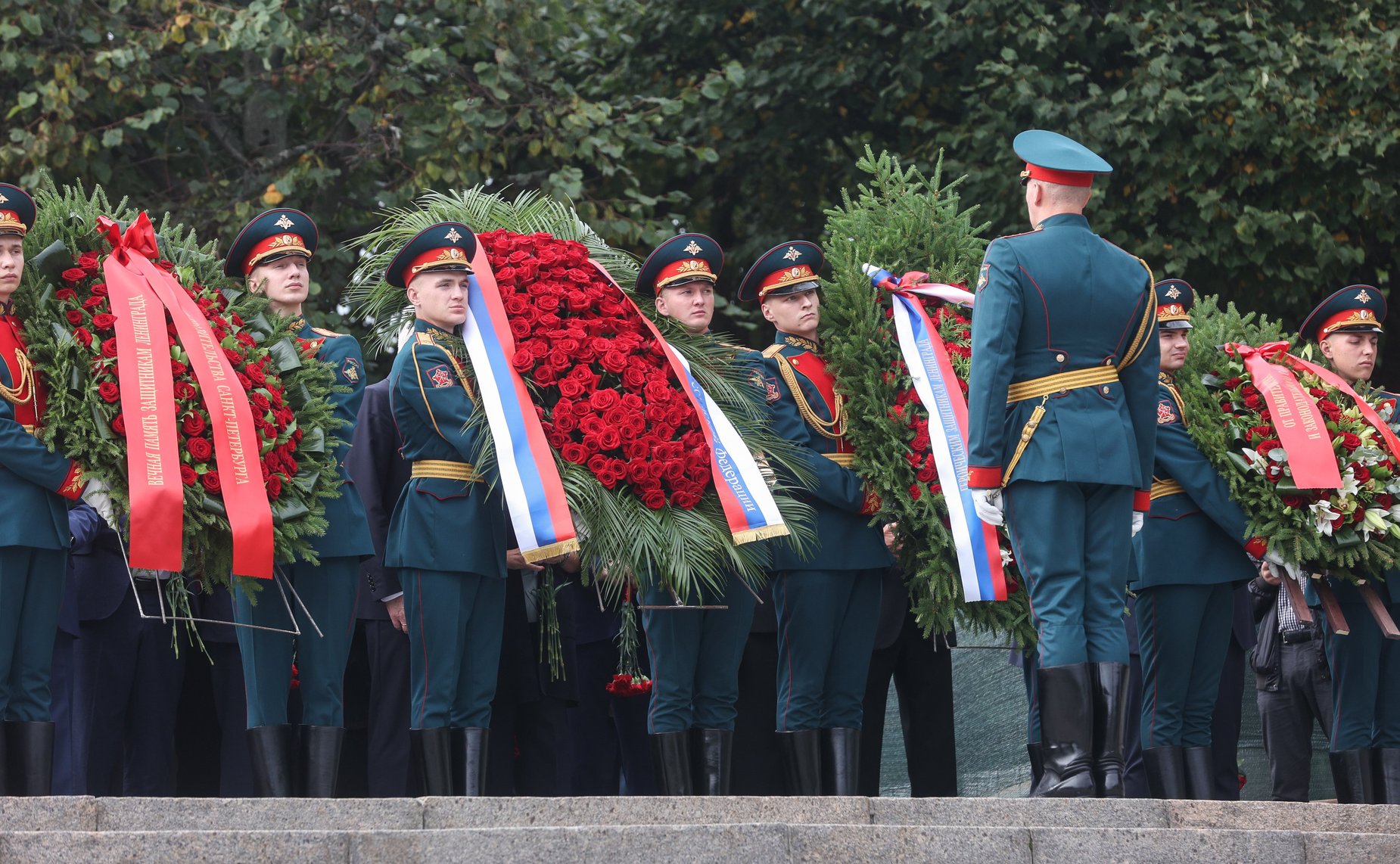 Валентина Матвиенко приняла участие в торжественно-траурной церемонии возложения венков и цветов к монументу «Мать-Родина» на Пискаревском мемориальном кладбище
