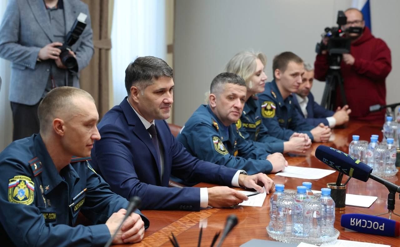 Владимир Пушкарёв наградил подростков из ЯНАО медалью Совета Федерации «За проявленное мужество»