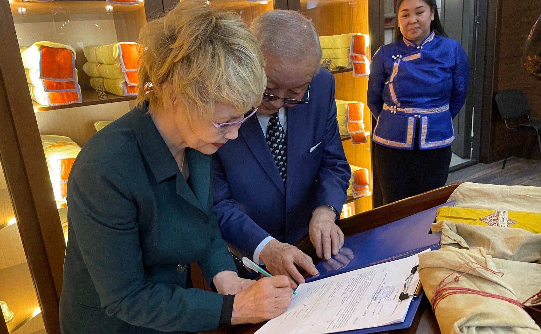 Дина Оюн посетила в Туве открытый в Кызыле храм Тубтен Шедруб Линг