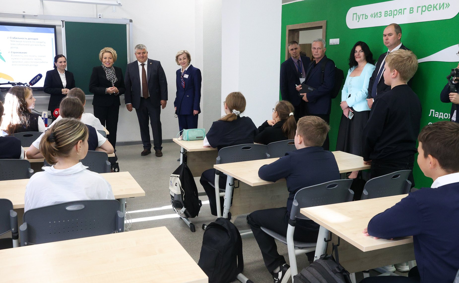 В рамках работы Х Парламентского форума «Историко-культурное наследие России» в Великом Новгороде Валентина Матвиенко посетила детскую общеобразовательную школу имени Г.Р. Державина и Дом музыки имени С.В. Рахманинова