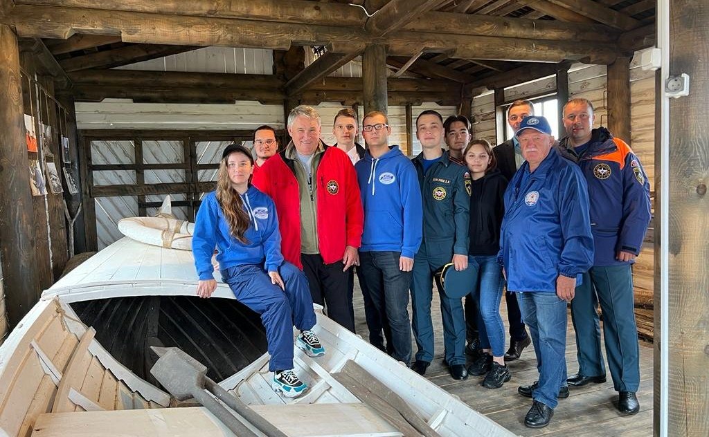 Заместитель Председателя СФ Юрий Воробьев в рамках поездки в регион встретился с выпускниками Молодежного клуба Русского географического общества «Корабелы Прионежья»