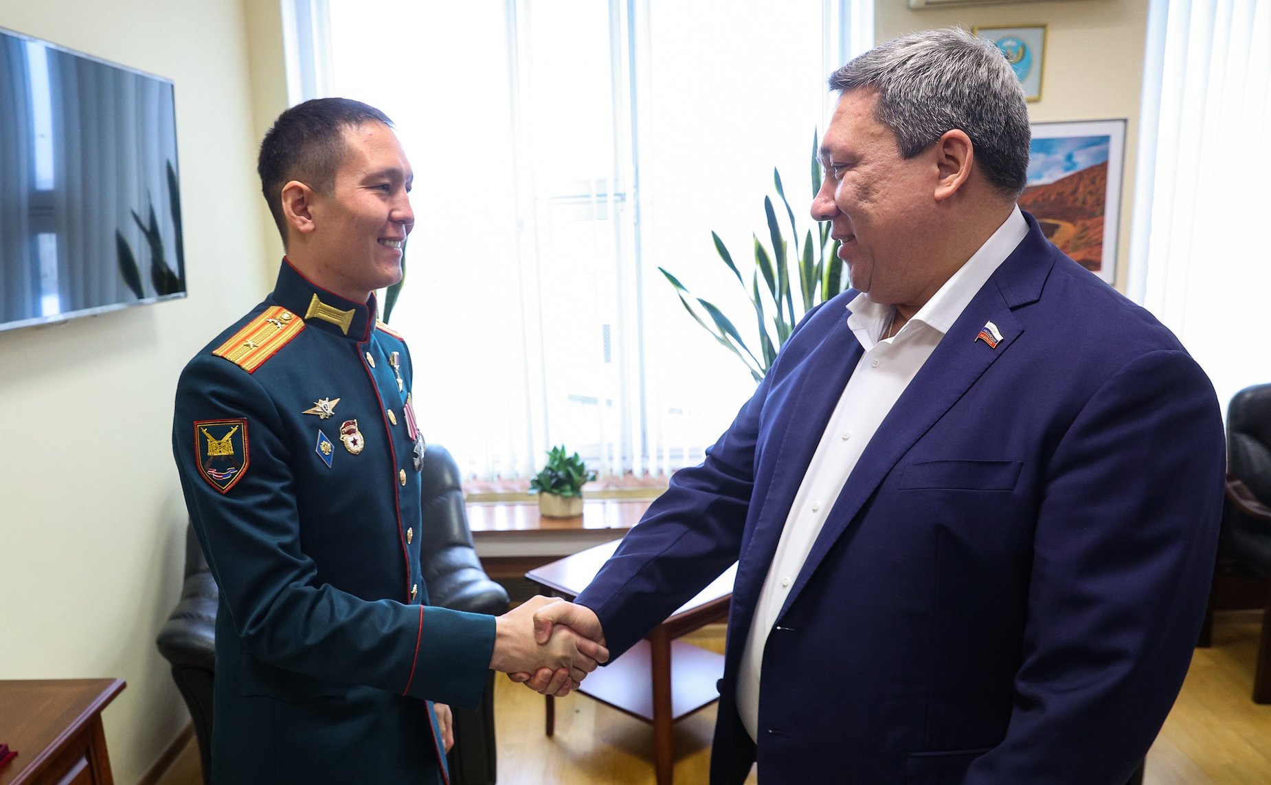 Владимир Полетаев пригласил Героя России Амыра Аргамакова из Республики Алтай в Совет Федерации, где лично поздравил его с присвоением высшего звания за заслуги перед государством и народом