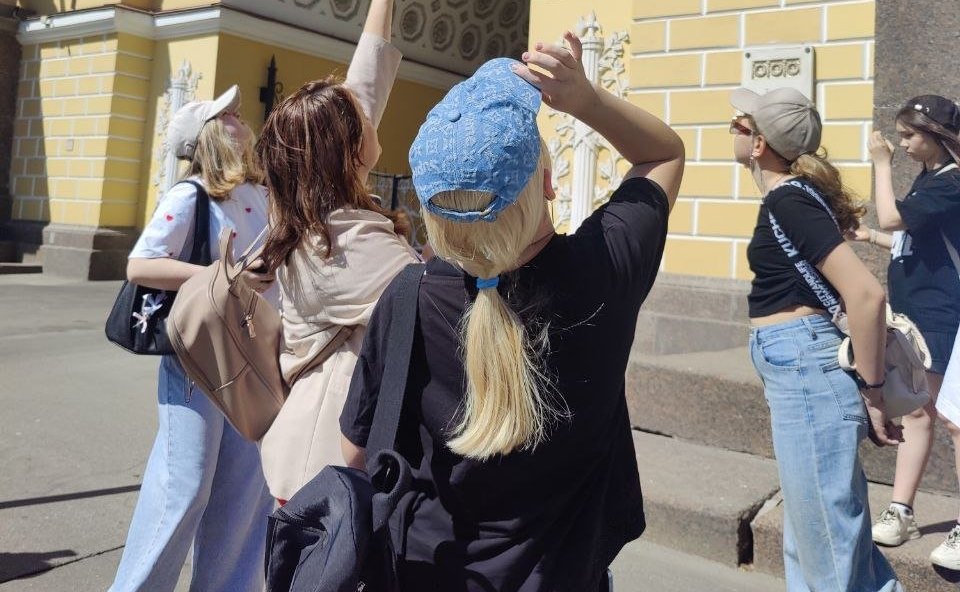 Сергей Мартынов вновь пригласил детей героев побывать в городе на Неве и познакомиться с его главными достопримечательностями