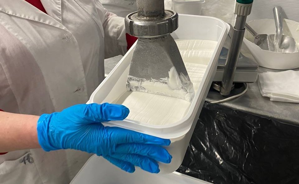 Людмила Талабаева в ходе поездки в регион посетила Владивостокскую «Фабрику Мороженого»