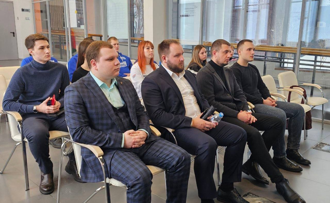 Александр Савин провел встречу с представителями Молодежного парламента и правительства Калужской области, участниками СВО, представителями Народного Фронта