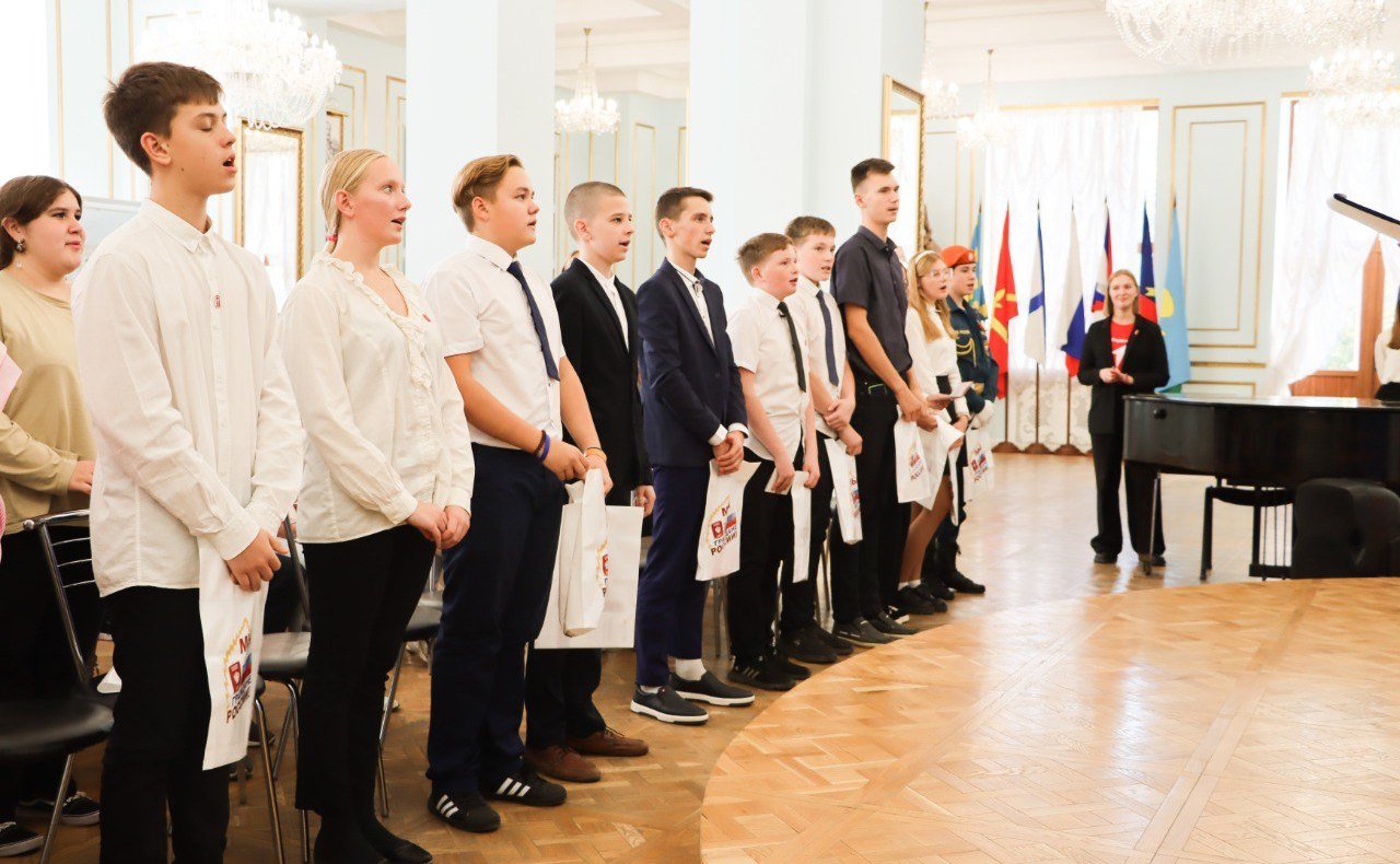 Торжественная церемония вручения паспортов граждан Российской Федерации севастопольским школьникам