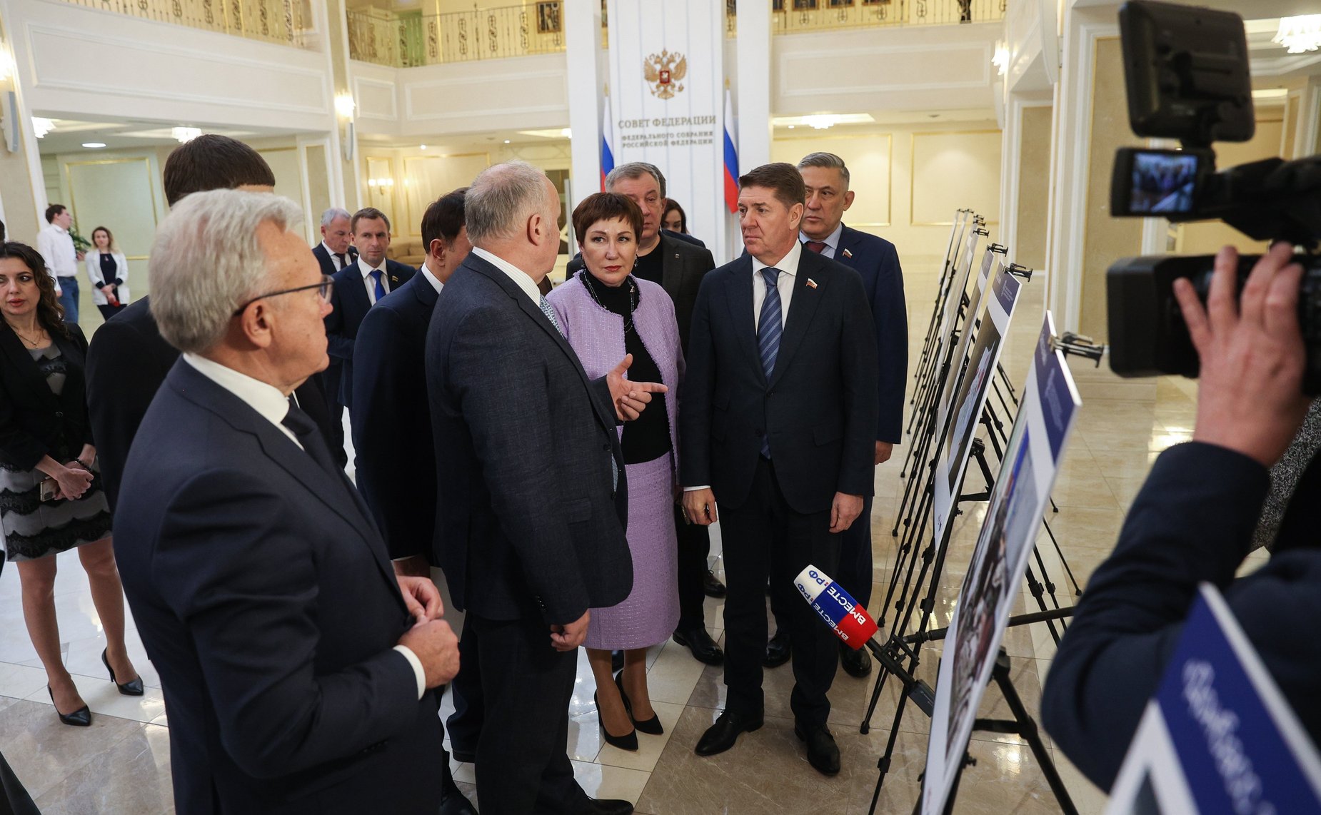 Андрей Шевченко открыл в Совете Федерации фотовыставку «Донбасс за нами»