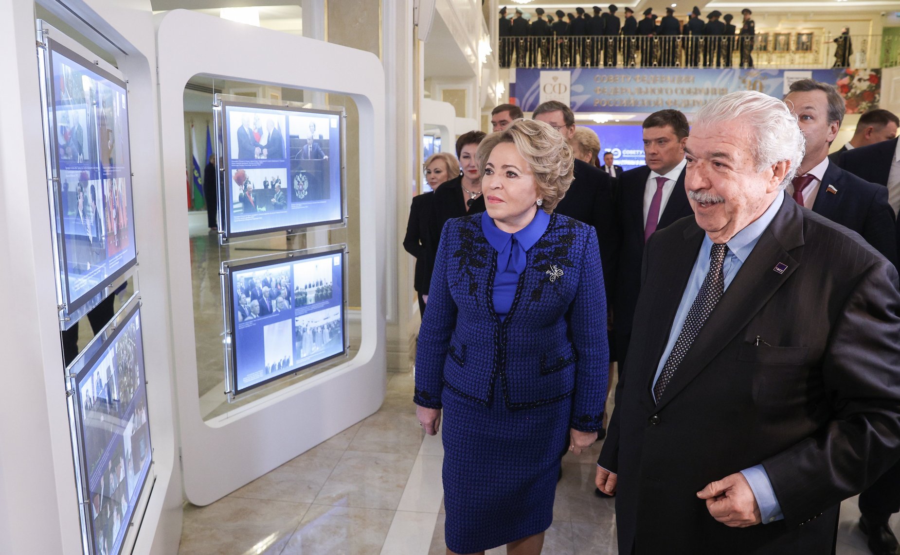 Валентина Матвиенко осмотрела развернутую в здании верхней палаты парламента фотовыставку информационного агентства ТАСС, посвященную 30-летию СФ