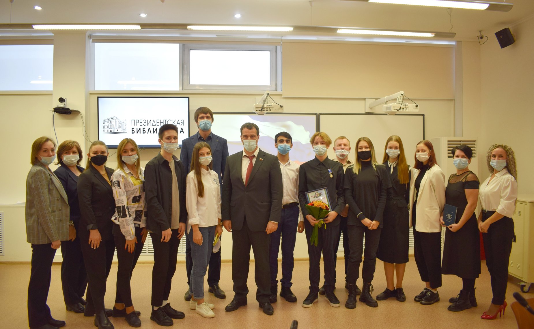 Эдуард Исаков провел встречу с активистами и представителями молодежных общественных организаций г. Нефтеюганска