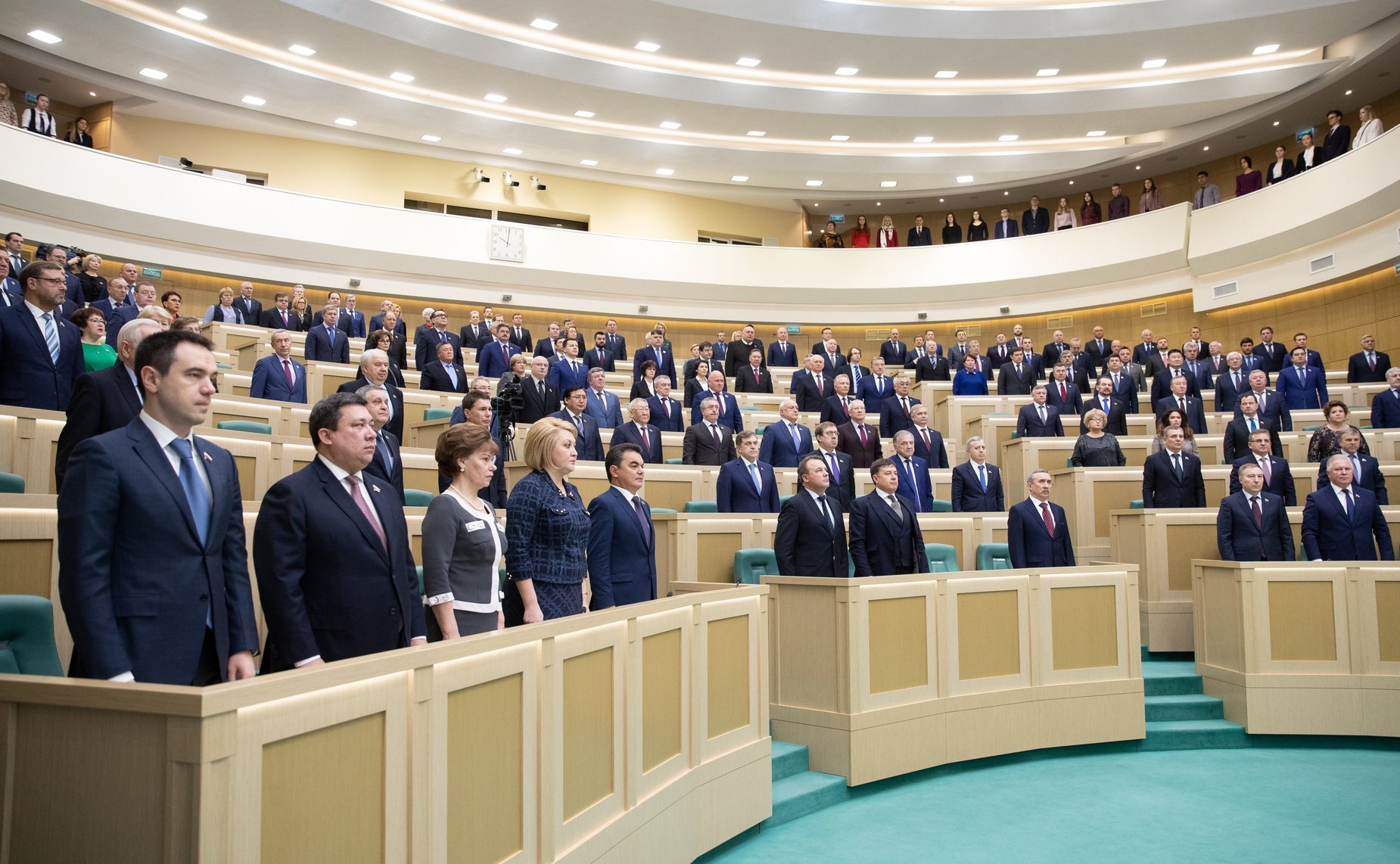Сенаторы слушают гимн России перед 452-м заседанием Совета Федерации