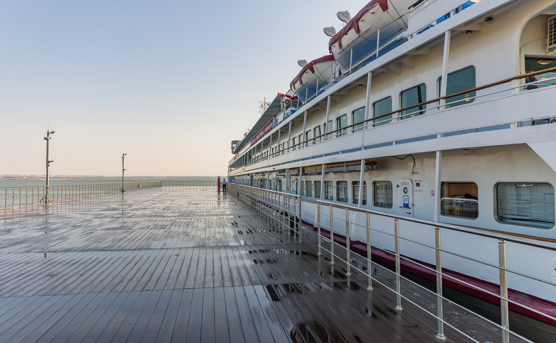 Плавучий причал в морском порту Таганрога принял первых пассажиров