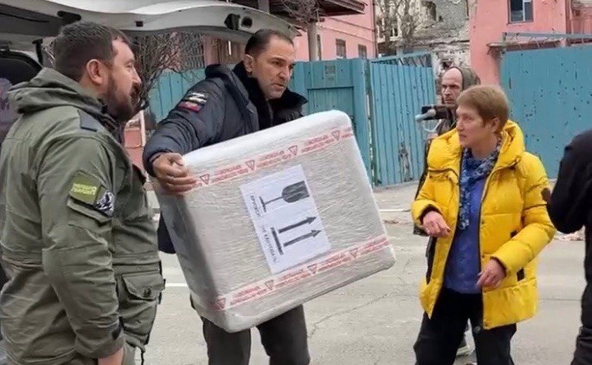 Андрей Хапочкин привез в полуразрушенный Мариупольский краеведческий музей офисное оборудование