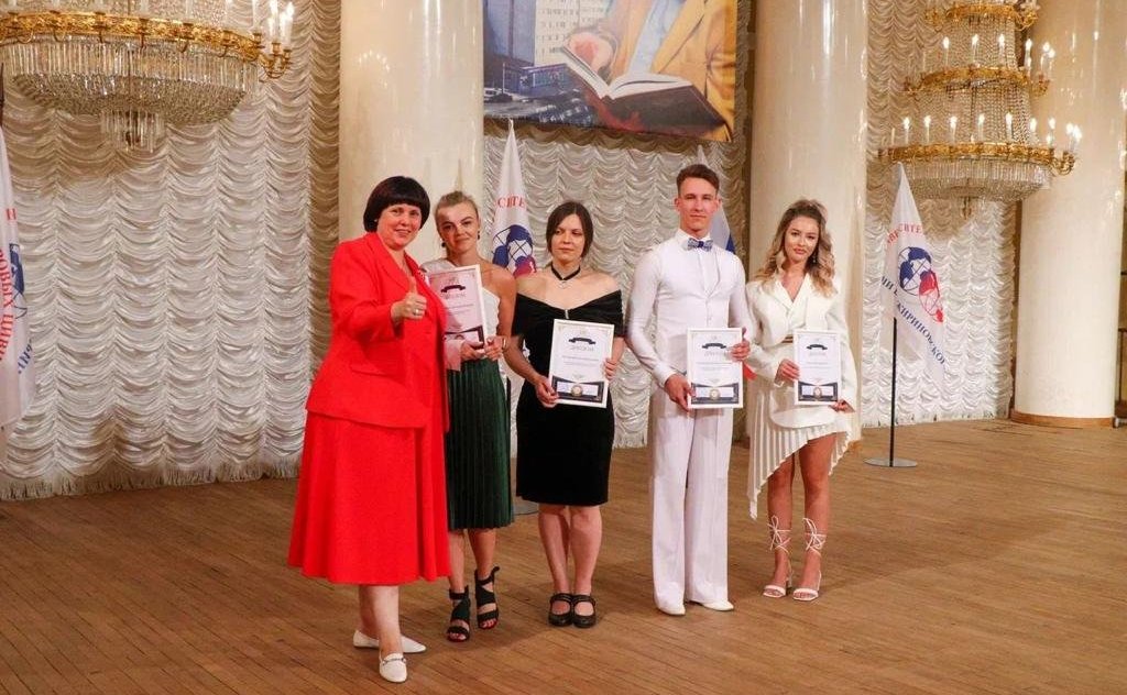 Елена Афанасьева вручила дипломы выпускникам ИМЦ