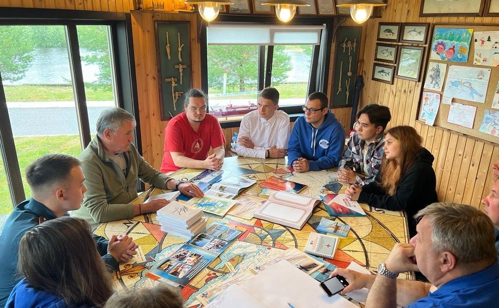 Заместитель Председателя СФ Юрий Воробьев в рамках поездки в регион встретился с выпускниками Молодежного клуба Русского географического общества «Корабелы Прионежья»