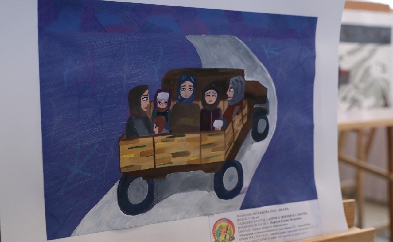 Юрий Валяев осмотрел экспозицию региональный этап конкурса детского рисунка, посвященного «Дороге жизни»