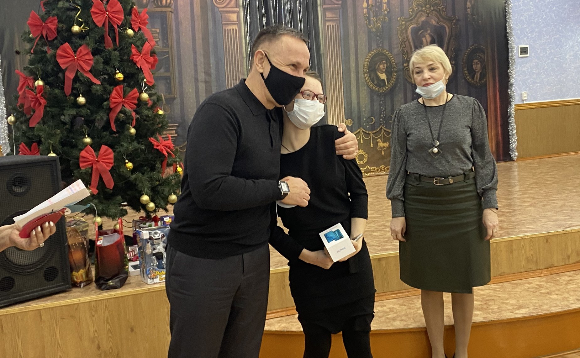 Сенатор Олег Алексеев поздравил с новогодними праздниками ребят, которым требуется особое внимание