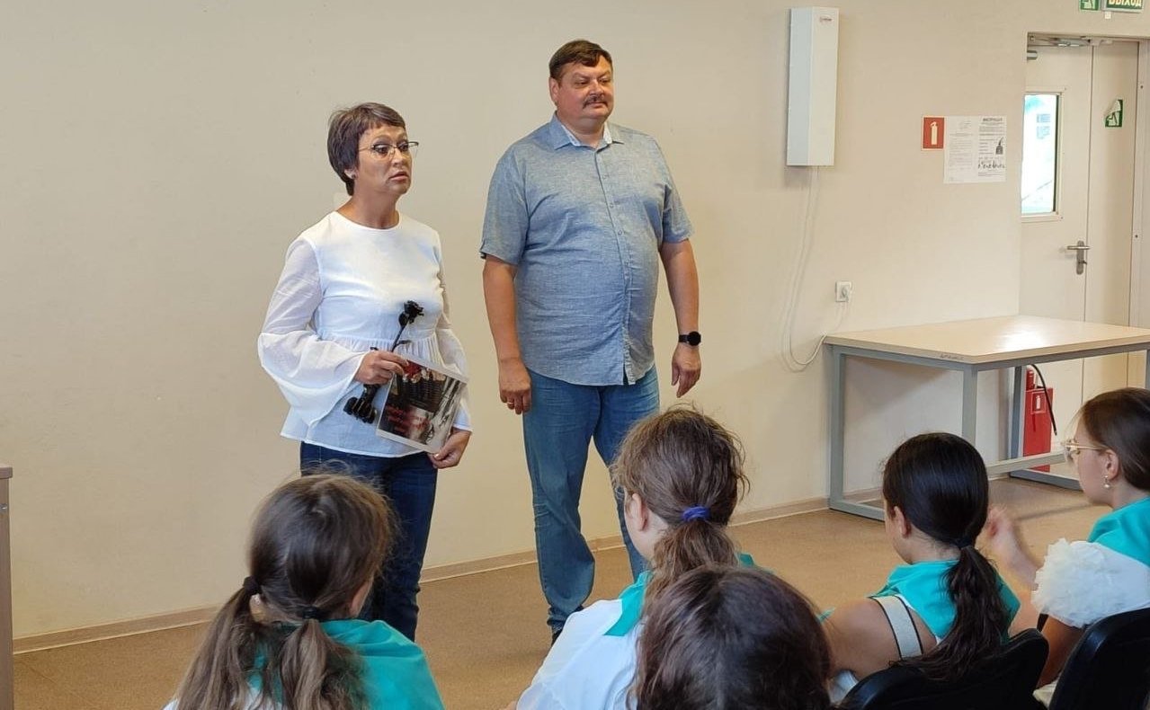 Сергей Колбин вместе с уполномоченным по правам ребенка в городе Севастополе Мариной Песчанской посетил детский оздоровительный лагерь «Ласпи» и принял участие в митинге в память о погибших детях Донбасса