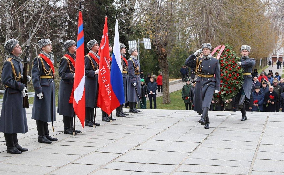 Возложение венков и цветов к мемориальному комплексу на Мамаевом кургане