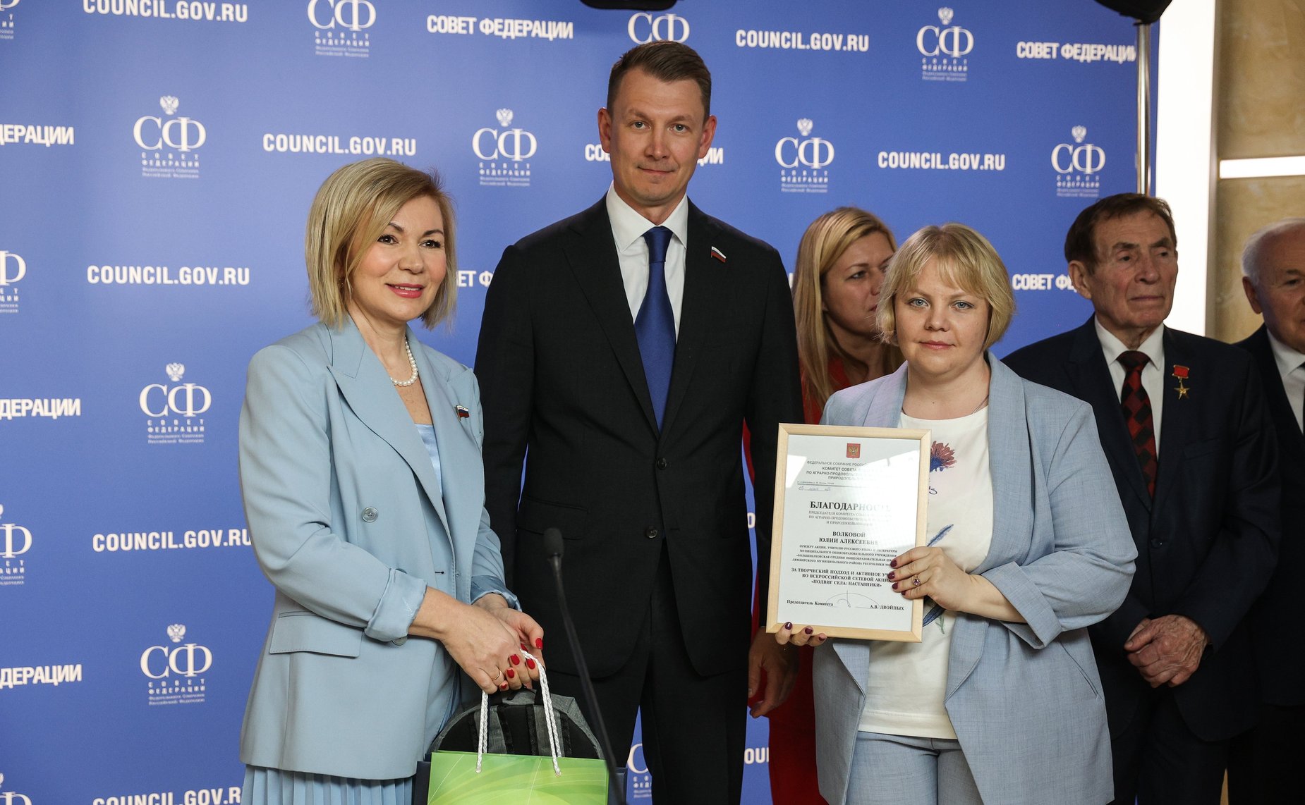 Награждение призеров Всероссийской сетевой акции «Подвиг села: наставники» и 7 творческих коллективов