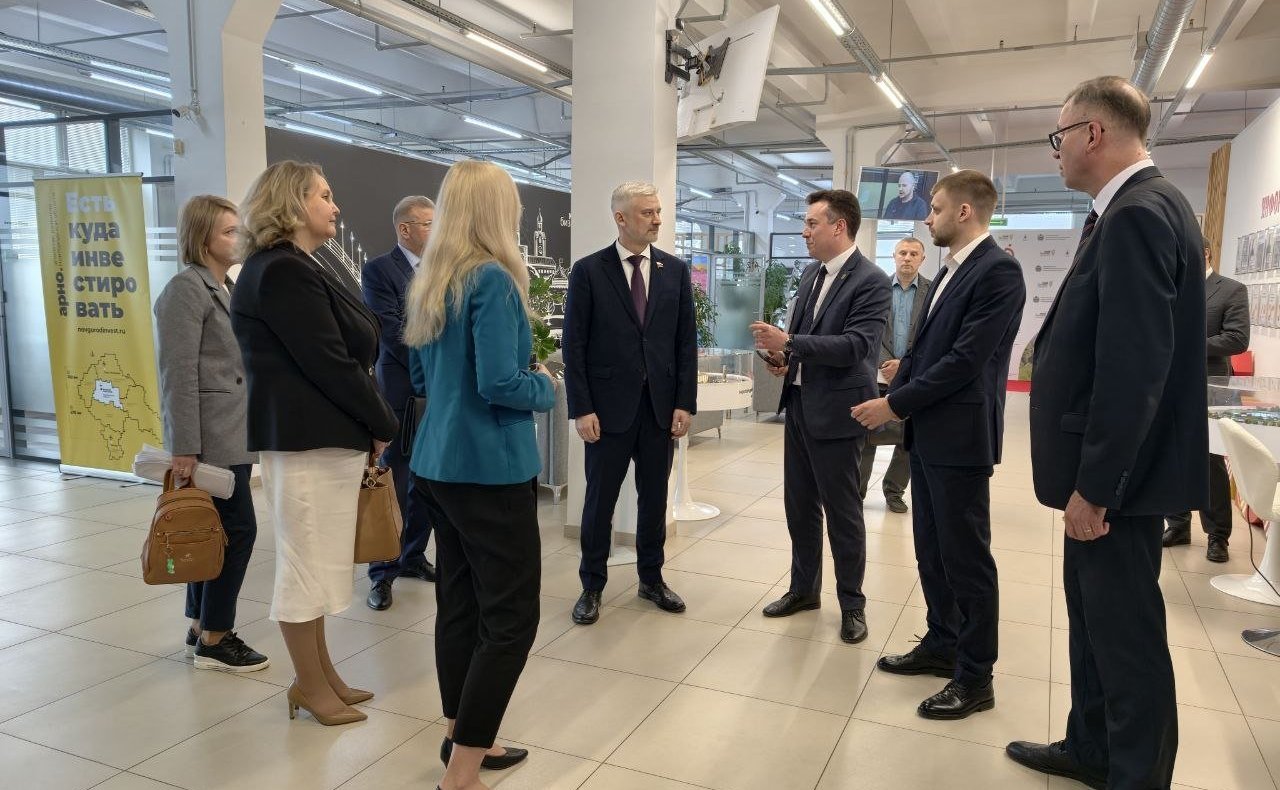 Евгений Дитрих совместно с губернатором Новгородской области Александром Дроновым и статс-секретарём – заместителем генерального директора Корпорации МСП Натальей Коротченковой провёл встречу с представителями малого и среднего предпринимательства