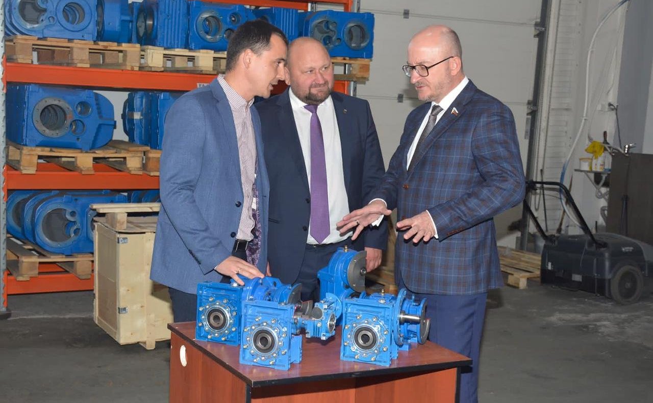 Олег Цепкин в ходе поездки в регион проинспектировал работу двух промышленных предприятий Сосновского района