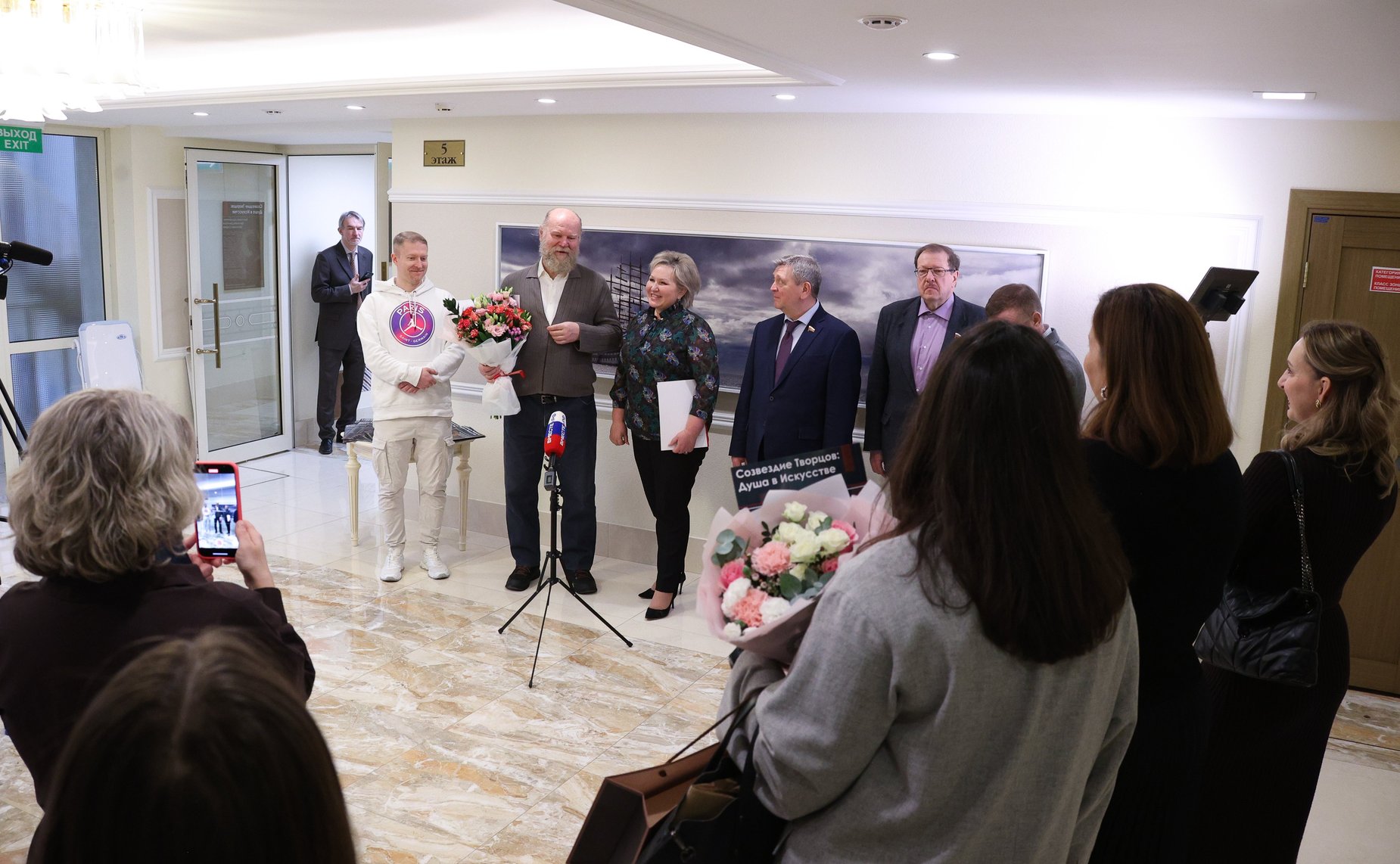 В Совете Федерации открылась выставка «Созвездие Творцов: Душа в Искусстве»